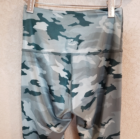 Beyond Yoga camo high waisted midi leggings - Picture 5 of 7